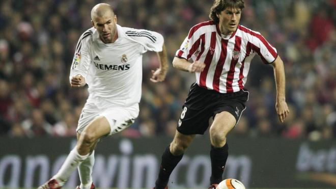 Julen Guerrero deja atrás a Zinedine Zidane en un Athletic Club-Real Madrid.