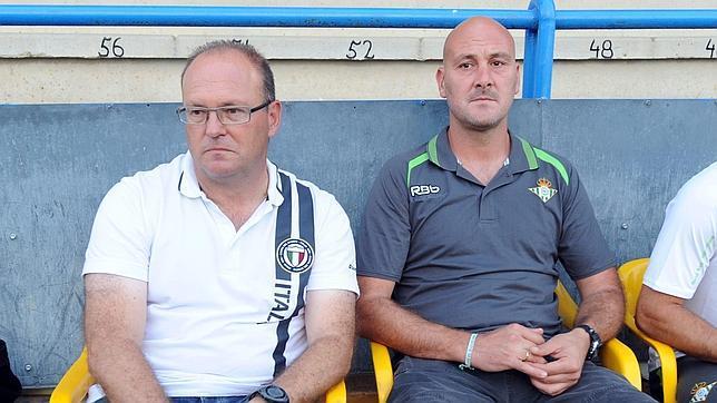 Pepe Mel y el bilbaíno Roberto Ríos en el banquillo del Real Betis.