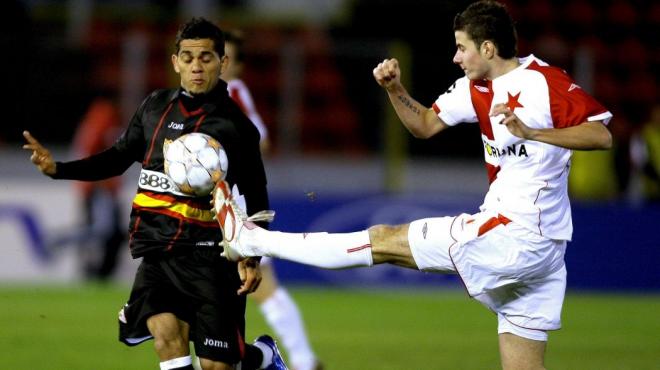 Daniel Alves, jugando el Slavia-Sevilla de 2007.