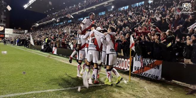 Los jugadores del Rayo Vallecano celebran un gol en el estadio de Vallecas (Foto: RV).