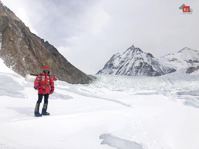 Alex Txikon y, al fondo, el K2 (Foto: Alex Txikon).