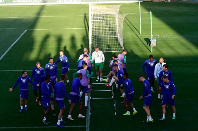 Los futbolistas del Betis en un entrenamiento (foto: Kiko Hurtado).