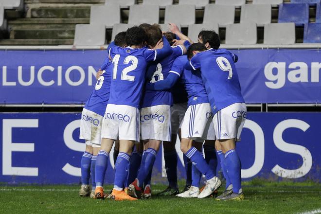 Los jugadores del Vetusta celebran uno de los goles al Sporting B en el Tartiere (Foto: Luis Manso).