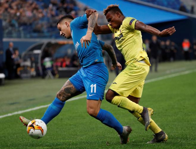 Disputa en el partido entre Zenit y Villarreal, correspondiente a la ida de los octavos de final de la UEFA Europa League.
