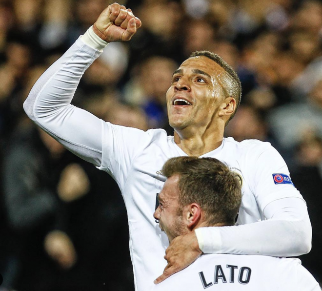 Rodrigo y Lato se abrazan tras el 2-0. (Foto: Valencia CF)