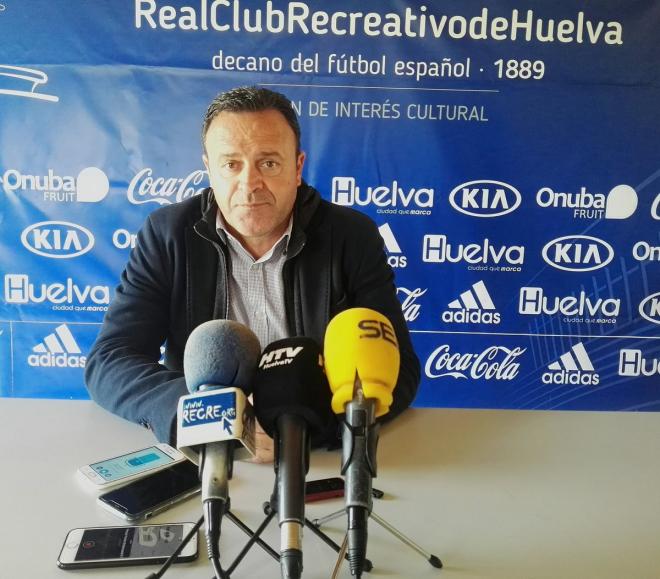 José María Salmerón en sala de prensa. (@recreoficial)