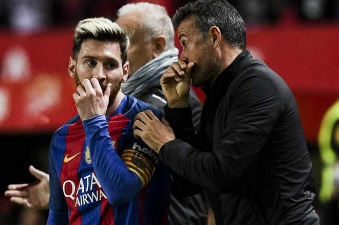 Leo Messi y Luis Enrique charlan durante un partido del Barcelona.