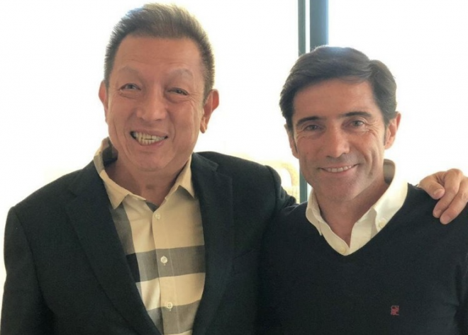 Peter Lim abraza a Marcelino.