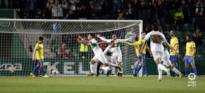 Dani Calvo celebra su gol en el Elche-Cádiz (Foto: LaLiga).