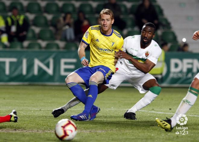 Álex Fernández, durante el Elche-Cádiz (Foto: LaLiga).