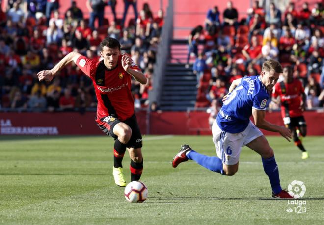 Carlos Hernández ante Budimir en el Mallorca-Real Oviedo (Foto: LaLiga).