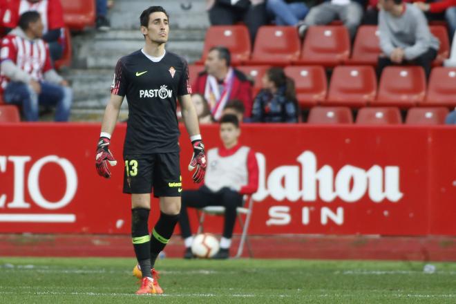 Mariño, durante el Sporting-Almería (Foto: Luis Manso).