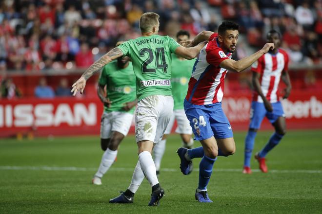 Álex Pérez pugna con Saveljich para hacerse con el esférico (Foto: Luis Manso).