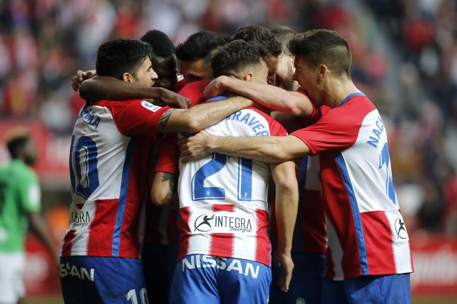 Los jugadores del Sporting celebran el gol de Álex Alegría al Almería (Foto: Luis Manso).