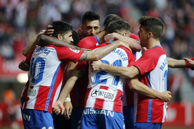 Los jugadores del Sporting celebran un gol ante el Almería (Foto: Luis Manso).