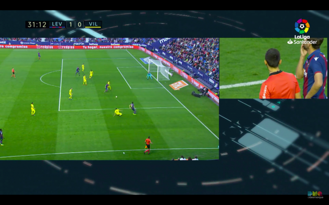 El VAR revisa la jugada del gol de Rochina en el Levante-Villarreal.
