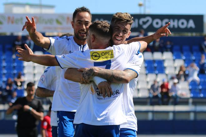 Los jugadores del Marbella celebran uno de los goles de Juanma (Foto: Marbella FC).