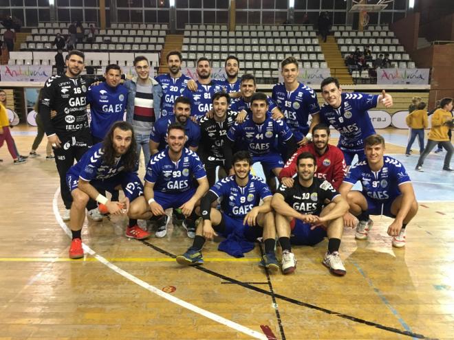 El equipo celebra el triunfo ante el cuadro sevillano.