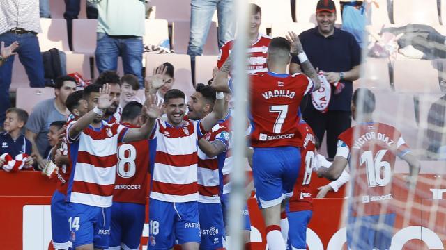 Los jugadores del Granada celebran el gol de Germán al Zaragoza (Foto: LaLiga).