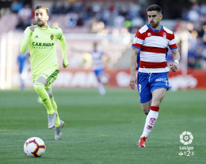 Benito persigue a un rival en el Granada-Real Zaragoza (Foto: LaLiga).