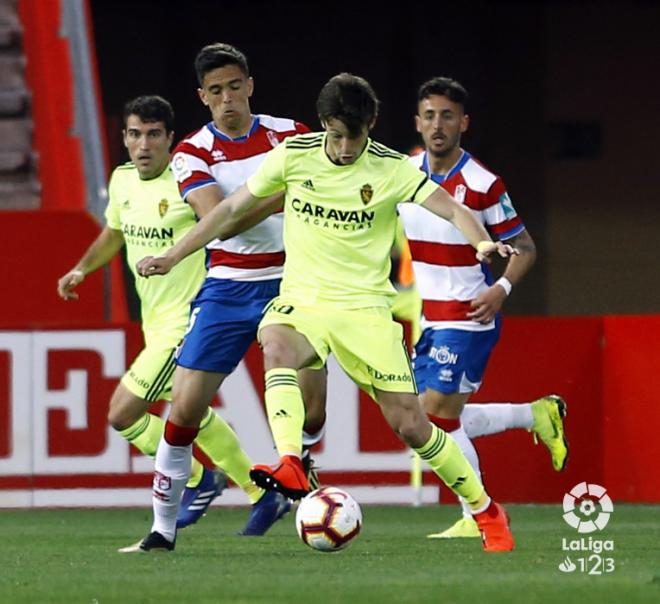 Marc Gual pelea un balón en el partido frente al Granada. (Foto: LaLiga).