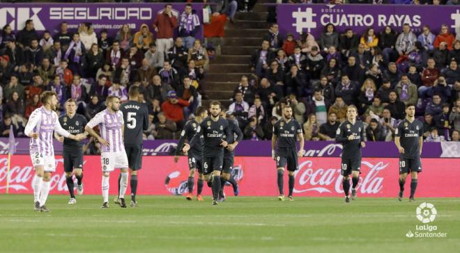 Keko Gontán anima a sus compañeros tras el tercer gol del Real Madrid en Zorrilla (Foto: LaLIga).