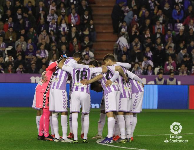 Los jugadores del Pucela hacen piña antes del comienzo del partido ante el Real Madrid (Foto: LaLiga).