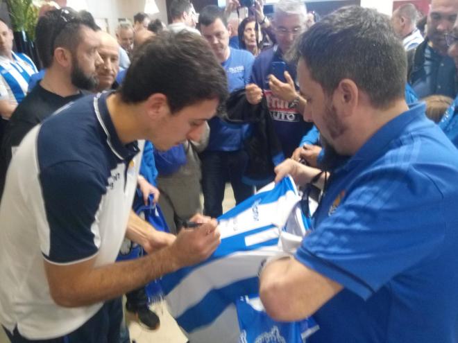 Mikel Oyarzabal firma una camiseta en el acto organizado por la peña El Sur.