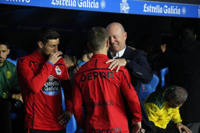 Pepe Mel saluda a los que fueron sus futbolistas en su etapa en A Coruña (Foto: Iris Misquel).
