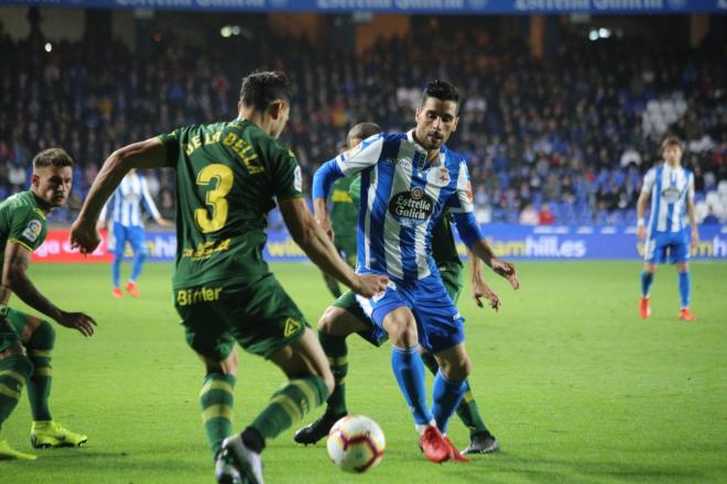 Eneko Bóveda presiona la salida de balón de De La Bella (Foto: Iris Miquel).