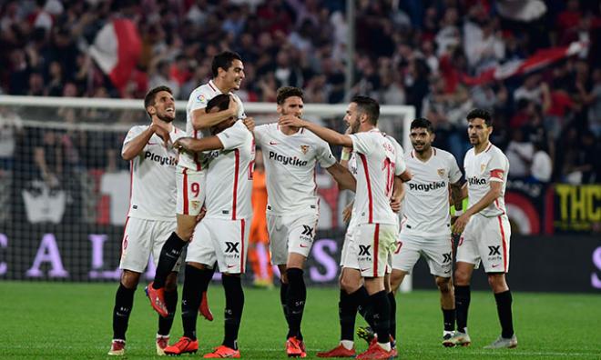 Los jugadores del Sevilla celebran un gol ante la Real Sociedad (Foto: Kiko Hurtado).