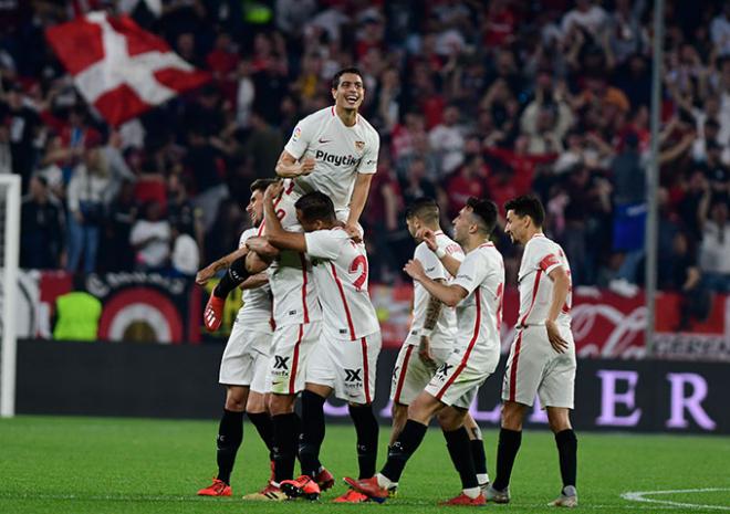 Los jugadores del Sevilla celebran uno de los goles ante la Real.