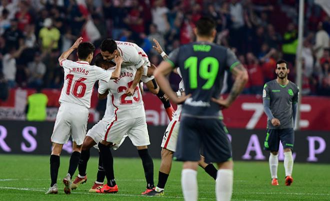 Los jugadores del Sevilla celebran un gol ante la Real Sociedad (Foto: Kiko Hurtado).