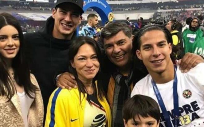 Diego Lainez, con su familia.