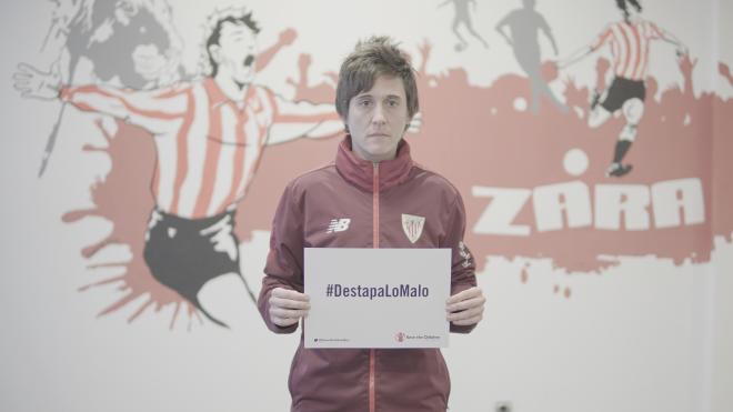 La capitana del Athletic, Erika Vázquez, posa con el lema de la campaña (FOTO: Save the Children)