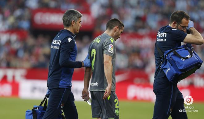 Joseba Zaldúa se retira del terreno de juego en un partido ante el Sevilla (Foto: LaLiga).
