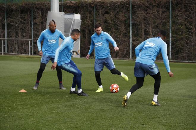 Leo Messi encara a Murillo en un entrenamiento del FC Barcelona.