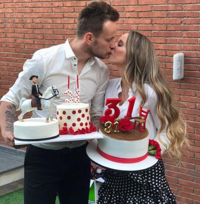 Rakitic, celebrando su cumpleaños junto a su mujer.