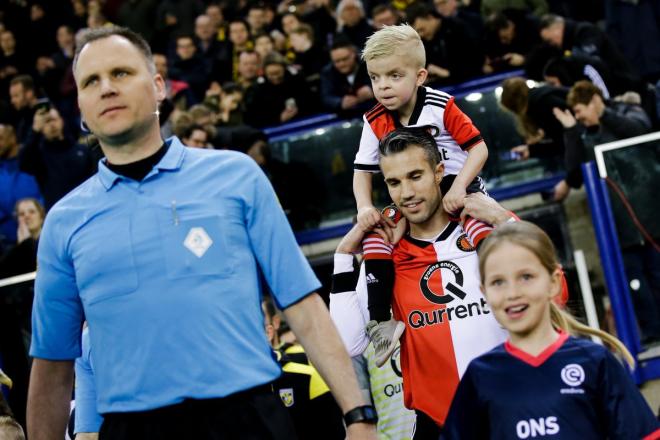 El gesto de Robin van Persie con un niño antes del partido del Feyenoord.