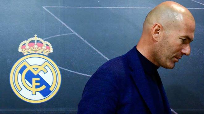 Zidane se marcha de la sala de prensa del Real Madrid.