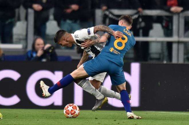 Cancelo y Saúl pelean por un balón en el Juventus-Atlético.