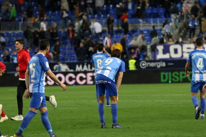 Los jugadores, cabizbajos, al final del Málaga-Osasuna (Fotos Paco Rodríguez).