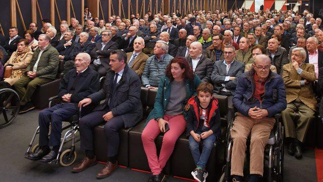 Los 180 socios y socias homenajeados, junto a sus familiares, en el acto que tuvo lugar en el anillo central de San Mamés (Foto; Athletic Club).