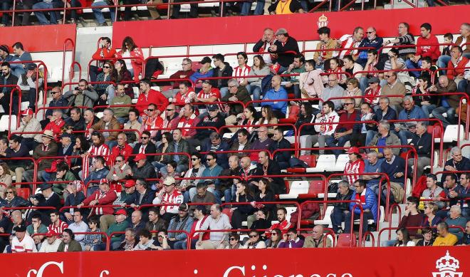 Grada de El Molinón durante la disputa del Sporting-Almería (Foto: Luis Manso).