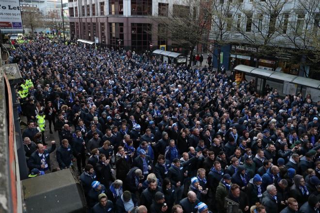 Aficionados del Schalke 04 desplazados a Mánchester para su partido ante el City (Foto: @S04).