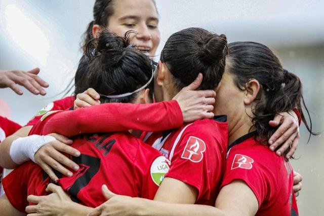 Las rojiblancas celebra el primero gol de Lucía García (Foto: Edu del Fresno).