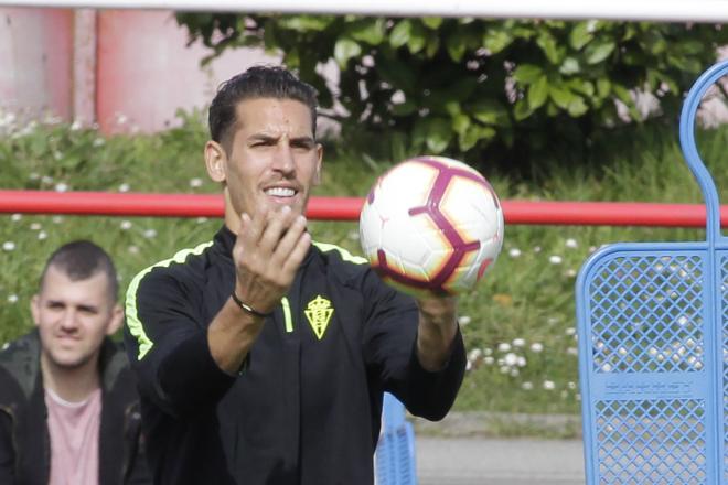 Álex Alegría, durante un entrenamiento con el Sporting (Foto: Luis Manso).