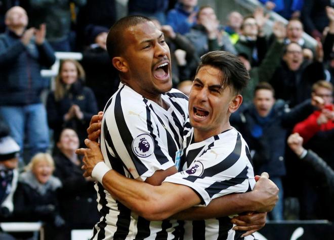 Salomón Rondón y Ayoze Pérez celebran un gol del Newcastle al Everton.
