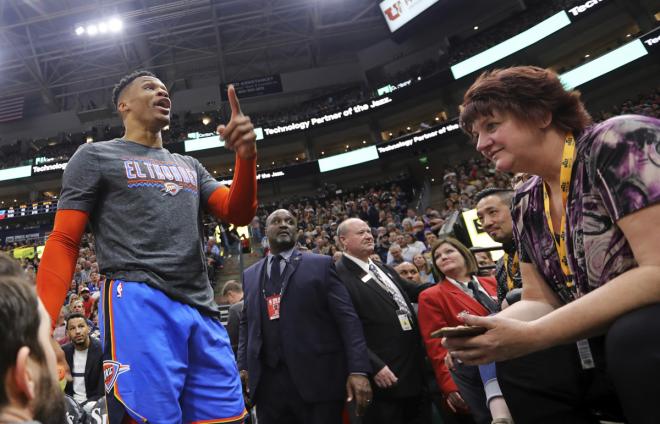 Russell Westbrook se encara con dos aficionados de los Utah Jazz que le dedicaron insultos racistas.