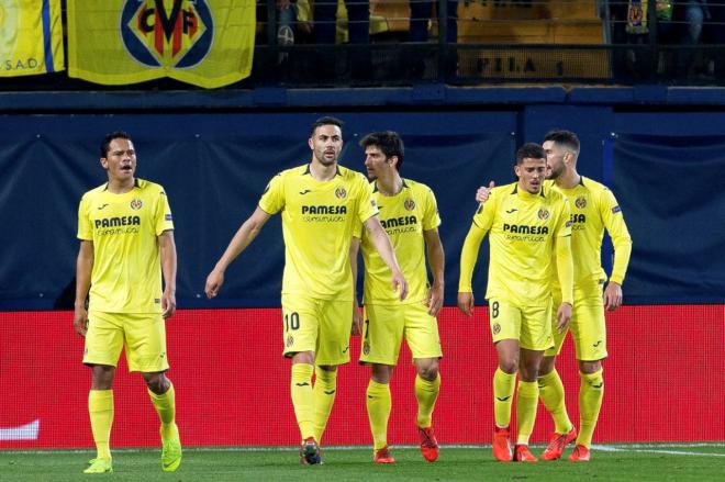 Gerard Moreno celebra con sus compañeros el gol en el Villarrea-Zenit de Europa League.